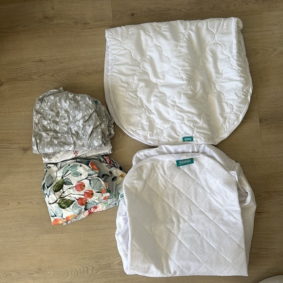 4 bassinet sheets and 2 biloban liners EUC - Picture 2 of 2